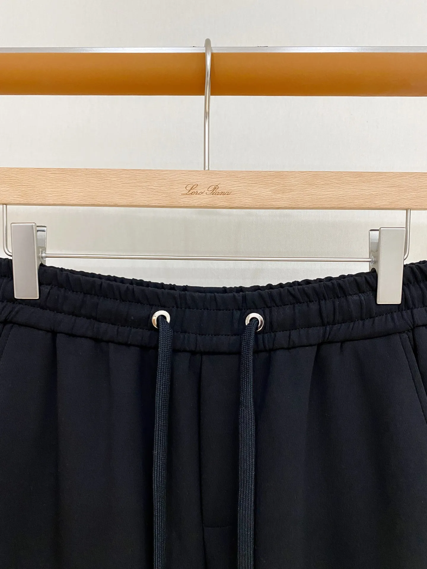 Loewe x Angpa 2026 Autumn and Winter New Arrival Casual Pants Fabric: Modal air layer cotton knitted fabric, soft to the touch, crisp in drape, comfortable and warm on the upper body. Style: straight cut with drawstring elastic waist, loose and neat, small embroidery embellishment, diagonal pockets, to accommodate leg shape. Color: Dark brown, navy blue and black, three colors, calm and high-end, suitable for all kinds of tops, suitable for commuting and leisure. Sizes:M-4XL